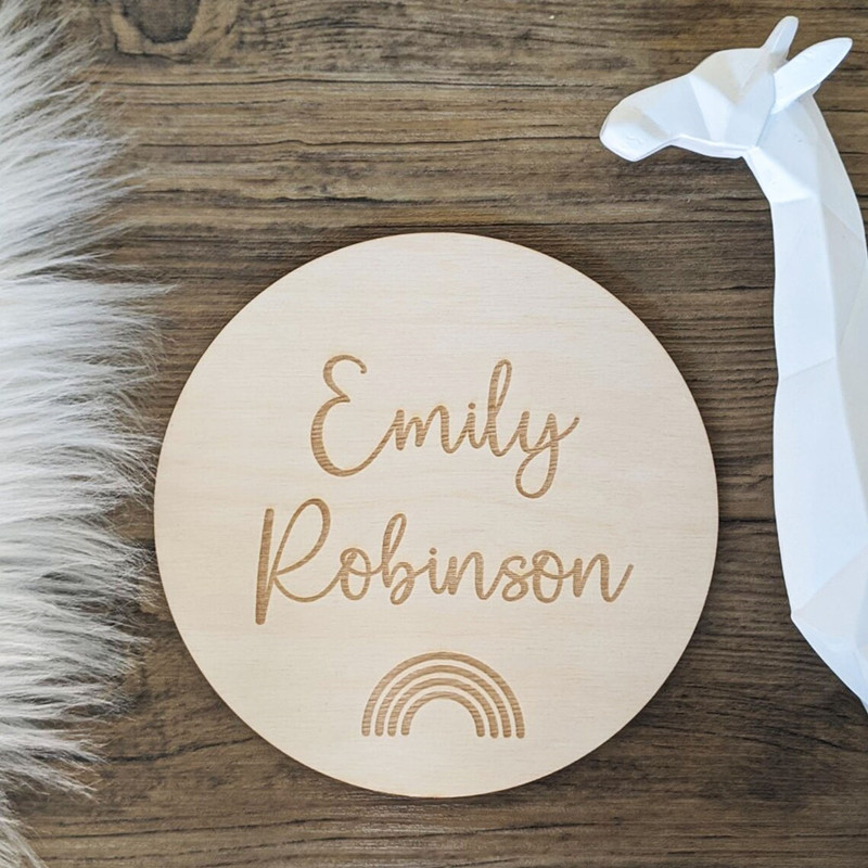 Baby Nursery Name Wall Art - Gegraveerd hout Kinderkamer naambord Pas regenboog